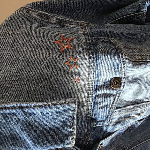 Jessica Simpson Floral Embroidered Denim Jacket New with Tags Sz 1X Boho Hippie - Picture 4 of 7